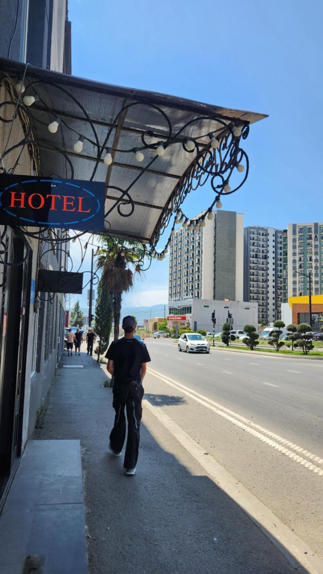 Hotel ,,Mega" Tbilisi Esterno foto
