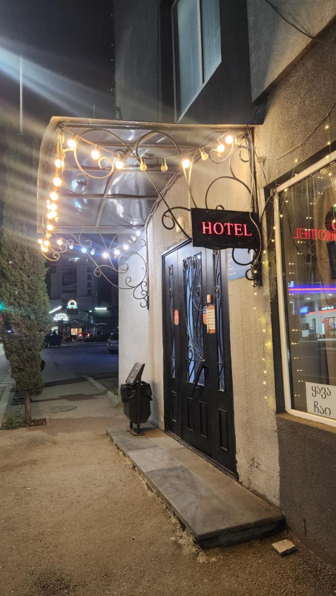 Hotel ,,Mega" Tbilisi Esterno foto